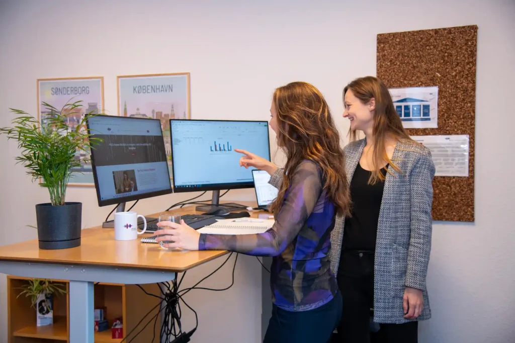 HR konsulenter analyserer data og HR strategi på skærm som ekstern HR support til virksomhed