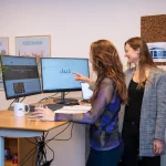 HR konsulenter analyserer data og HR strategi på skærm som ekstern HR support til virksomhed